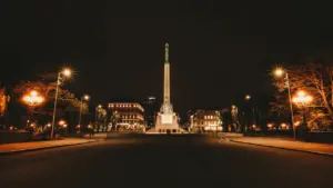 Brīvības piemineklis naktī izgaismots Rīgas centrā Baltās nakts pasākumu laikā.