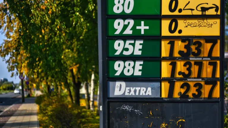 Degvielas cenas Latvijā: kā sadalās izmaksas un ko var ietaupīt