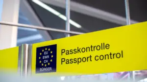 Dzeltena norāde lidostā ar uzrakstu pasu kontrole, kas paredzēta ES pilsoņiem.