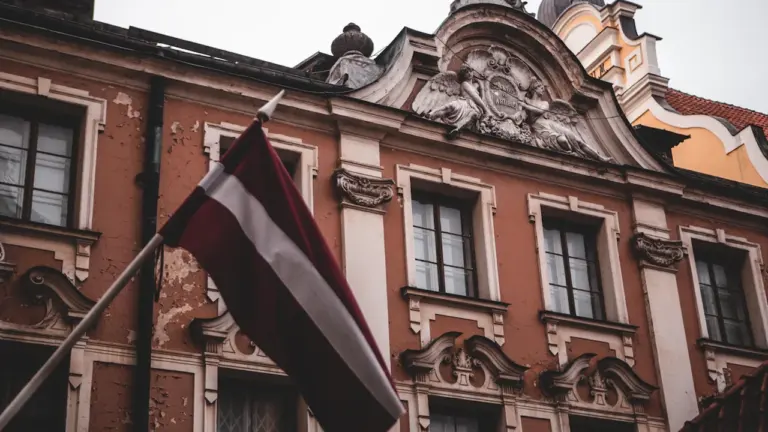 Latvijas karogs pie mājām: obligātie datumi un vēsture