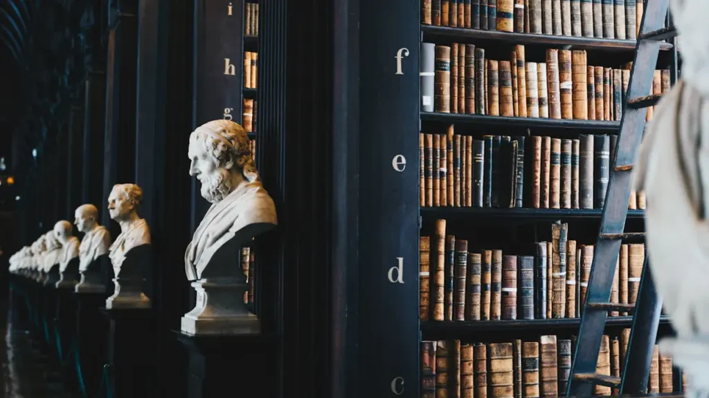 Antīkās skulptūras un sena bibliotēka, kas simbolizē Senēkas filozofisko mantojumu un laika izjūtu.