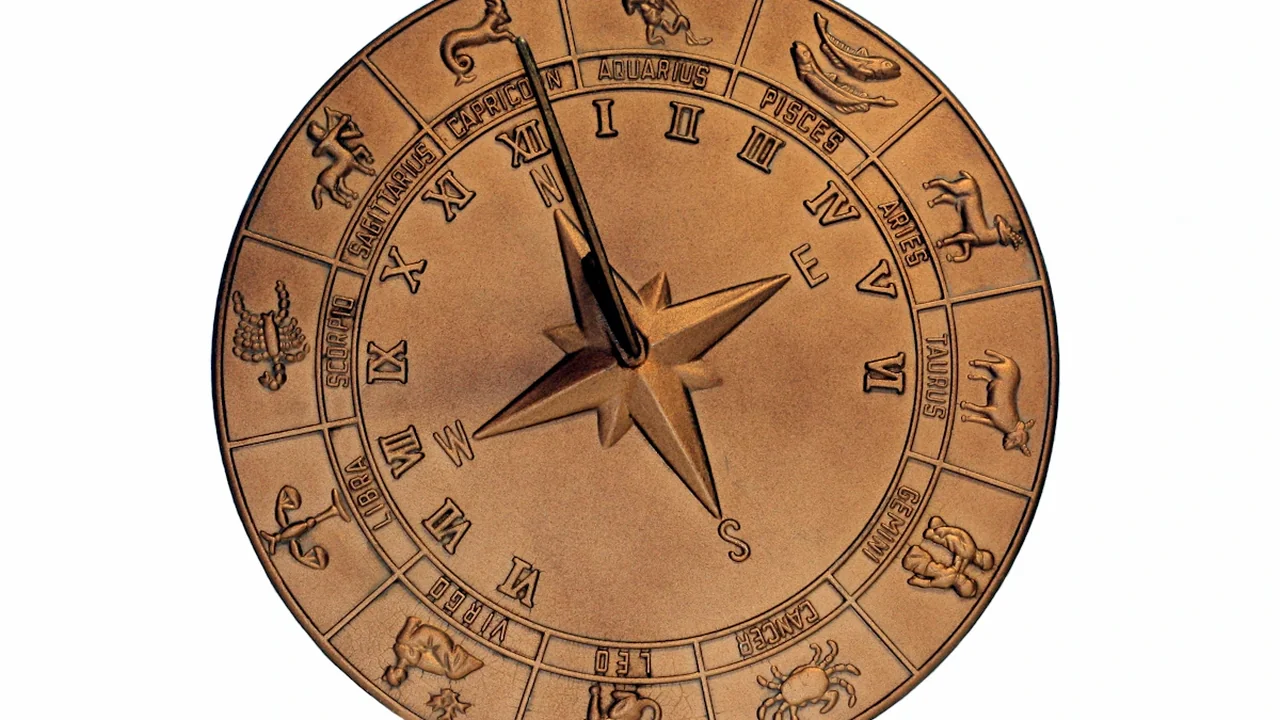 Bronzas zodiaka aplis ar astroloģiskajām zīmēm uz balta fona.