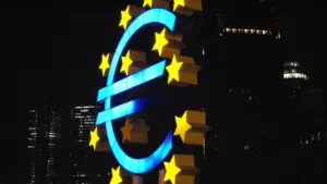 Izgaismots eiro simbols naktī, kas simbolizē Eiropas Centrālās bankas finanšu lēmumus.