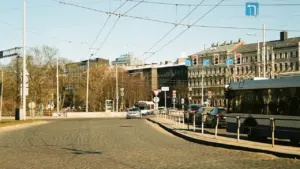 Rīgas iela ar sabiedrisko transportu un satiksmi rudenīgā dienas gaismā.