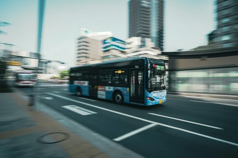 Sapnis par nokavētu autobusu: laiks, pienākumi un izvēles