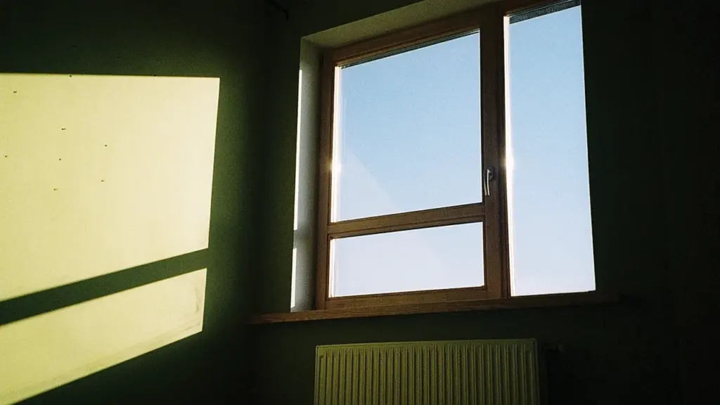 Mūsdienīgs logs un radiators dzīvoklī, gatavojoties apkures sezonas sākumam un aukstajam laikam.