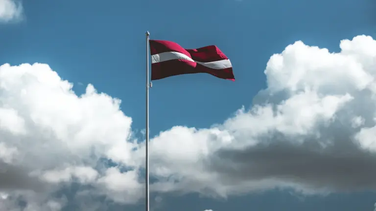 Latvijos vėliava: spalvų simbolika ir istorijos pėdsakai