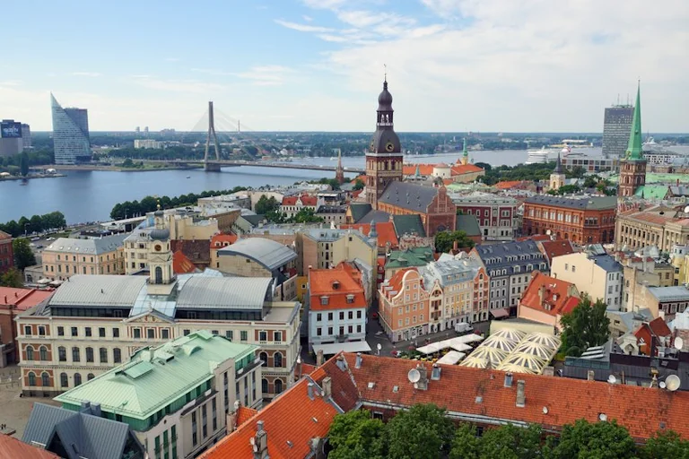 Latvijos vėliava: spalvų simbolika ir istorijos pėdsakai